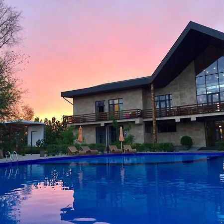 Alpen Park Hotell Sjymkent Exteriör bild
