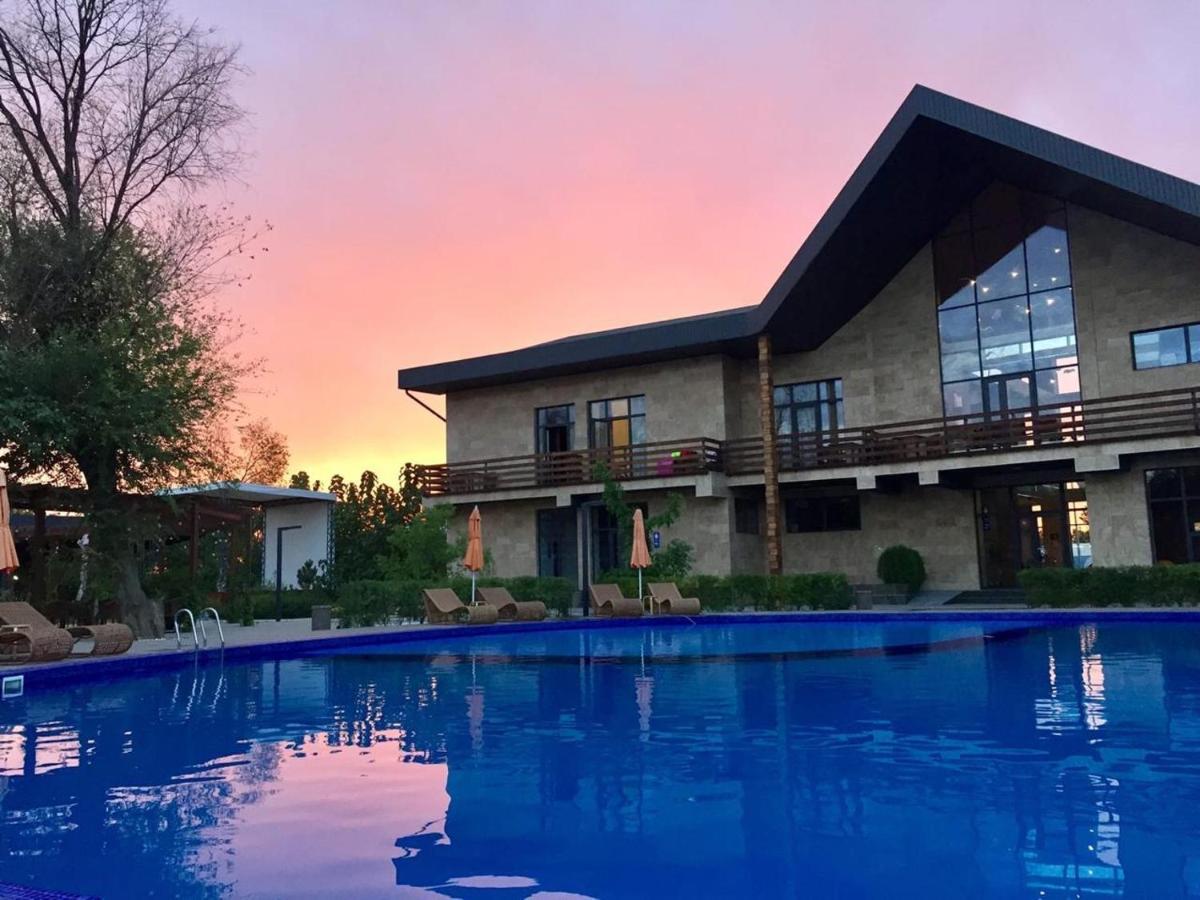 Alpen Park Hotell Sjymkent Exteriör bild
