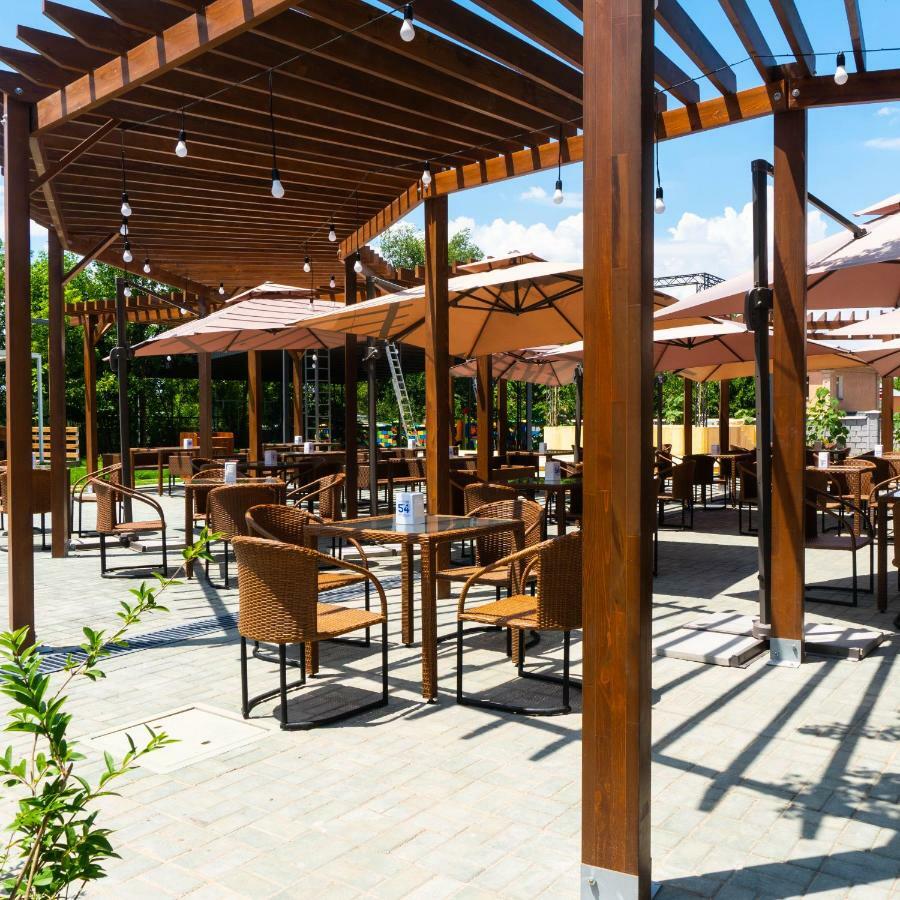 Alpen Park Hotell Sjymkent Exteriör bild