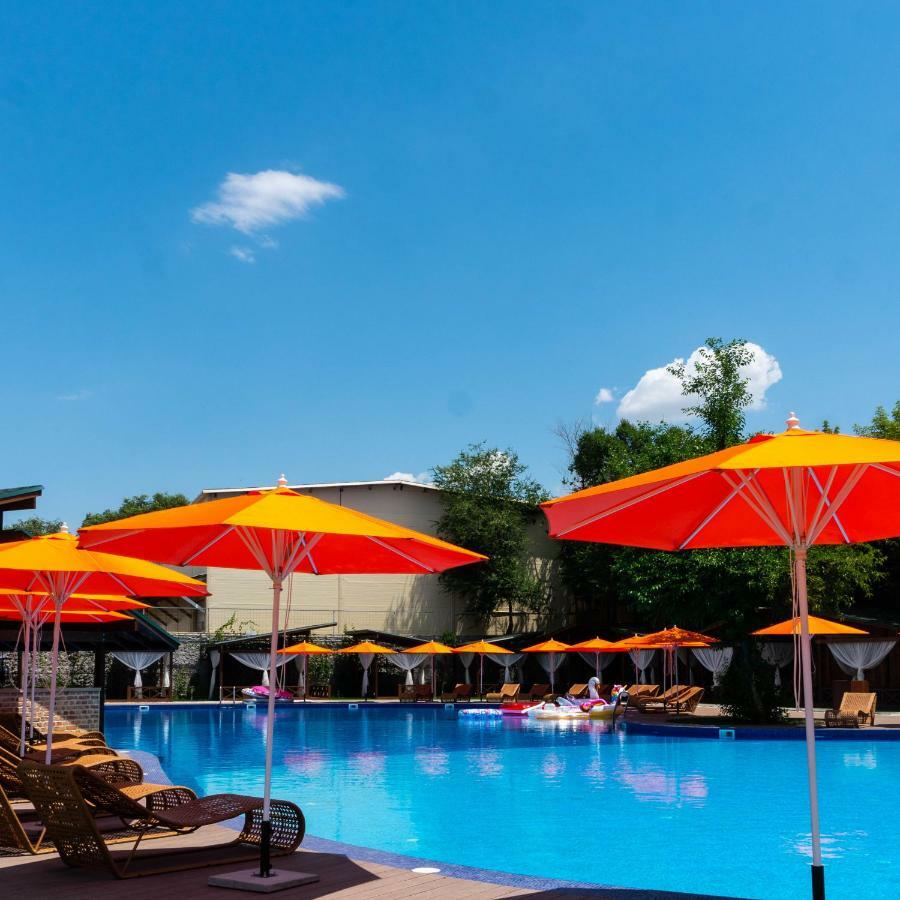 Alpen Park Hotell Sjymkent Exteriör bild