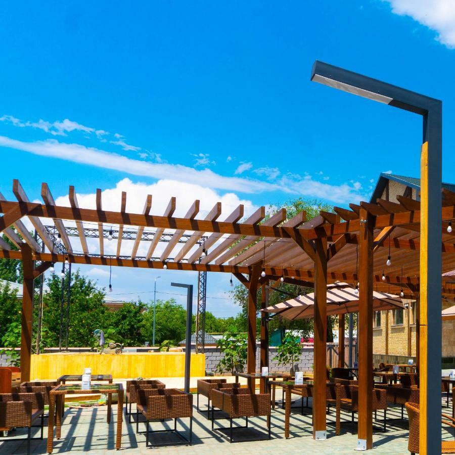 Alpen Park Hotell Sjymkent Exteriör bild