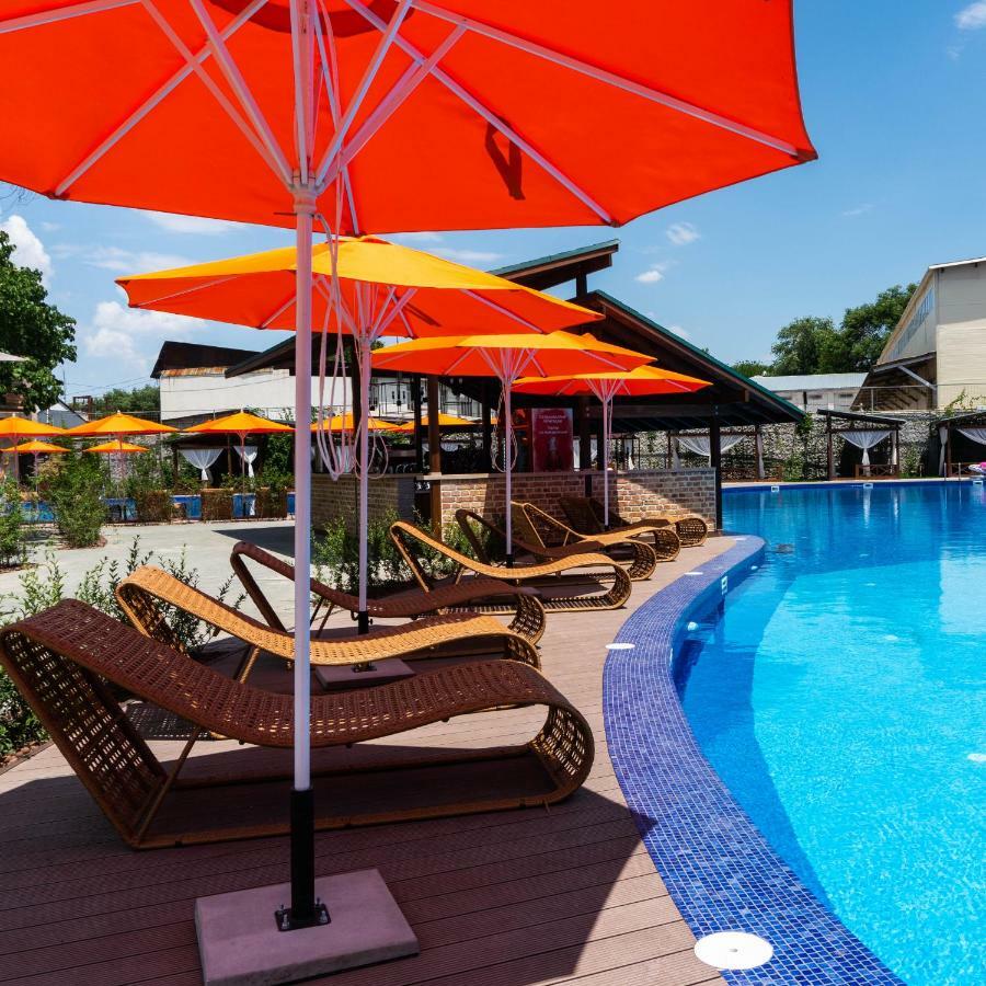 Alpen Park Hotell Sjymkent Exteriör bild