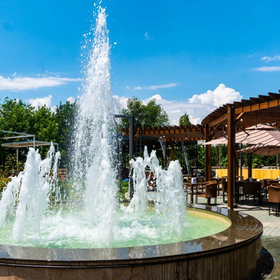 Alpen Park Hotell Sjymkent Exteriör bild