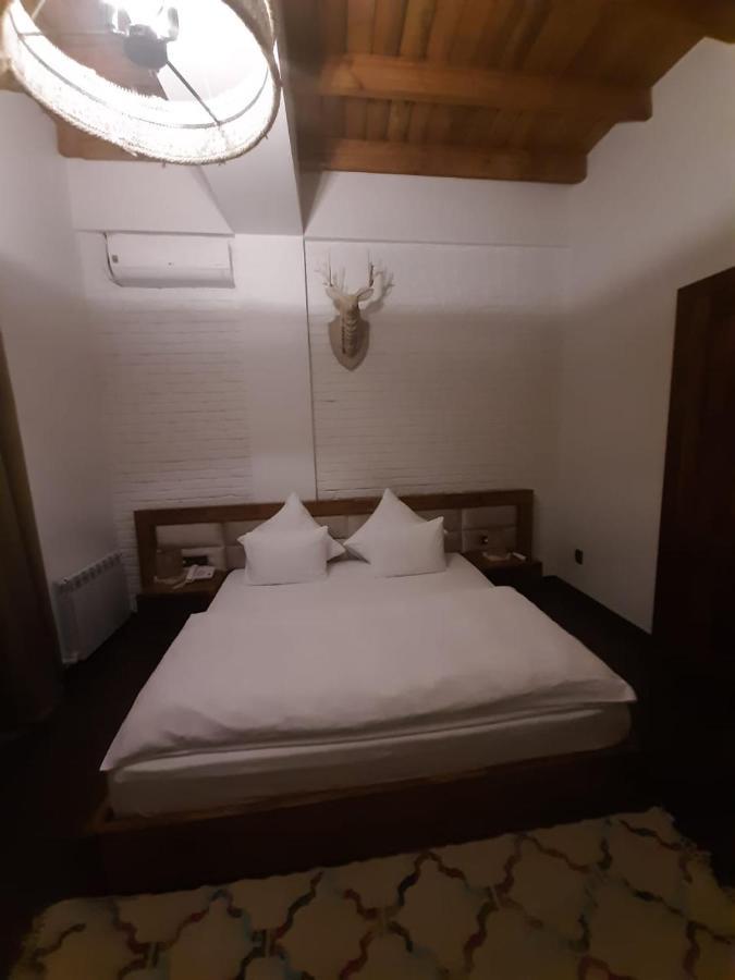 Alpen Park Hotell Sjymkent Exteriör bild