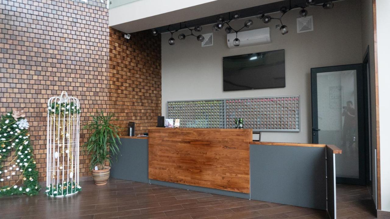 Alpen Park Hotell Sjymkent Exteriör bild